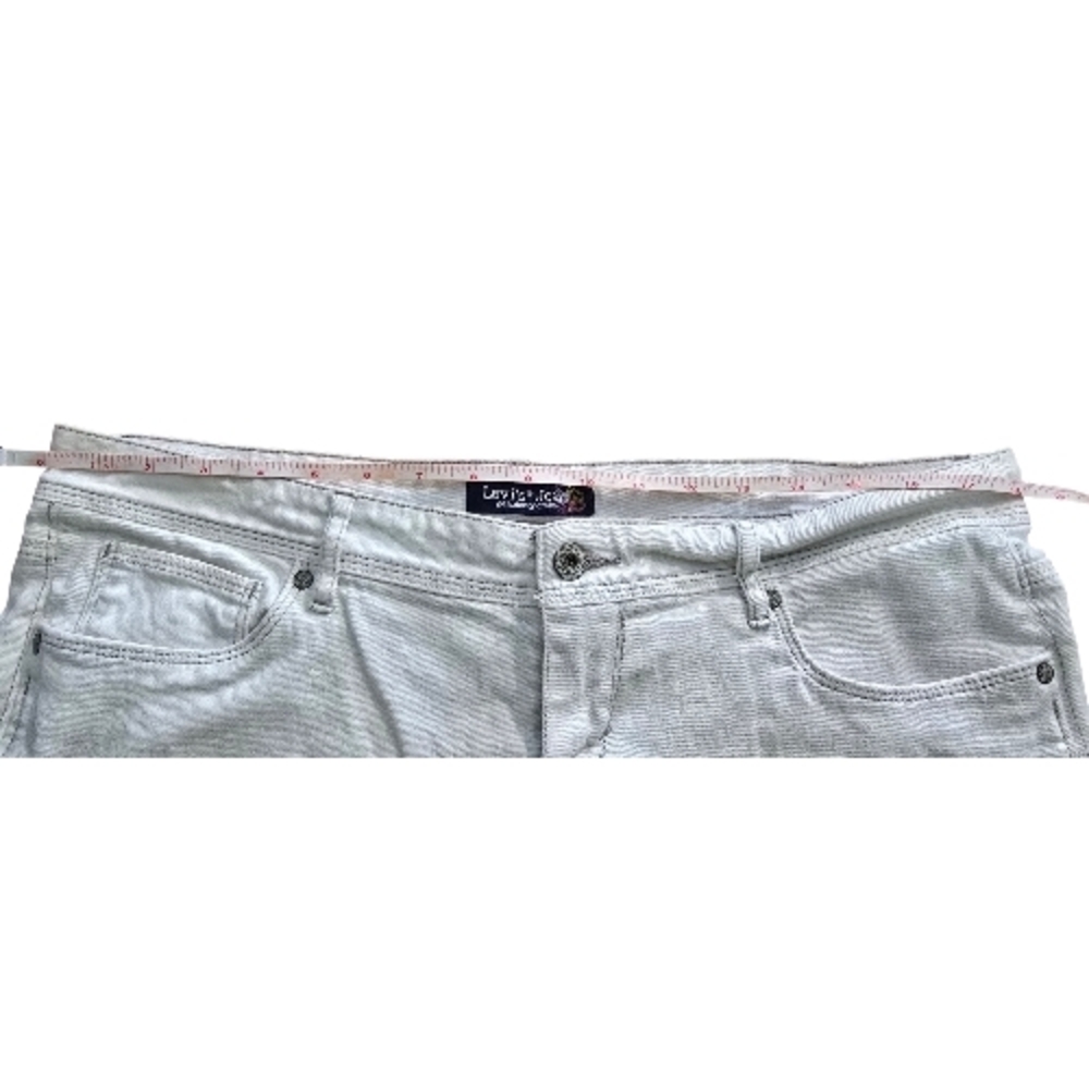 ✨ Levi’s White Denim Shorts Low Rise Stretch Cut Off Raw Hem Size 17 Juniors - Picture 8 of 11